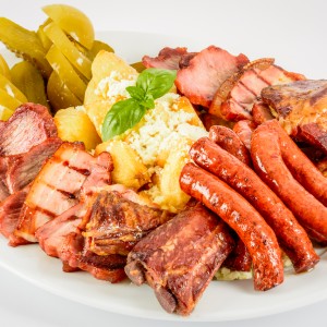 Platou cald taranesc: scarita, cotlet, bacon, carnati, cartofi la cuptor, branza la putina, muraturi (1500g)